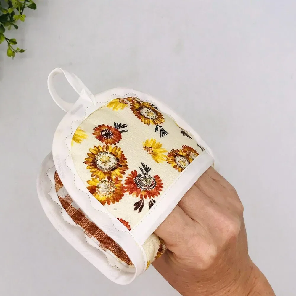 Set of 2 Finger Hotpad Potholders Neutral Strawflowers, 2 Piece Baking Set